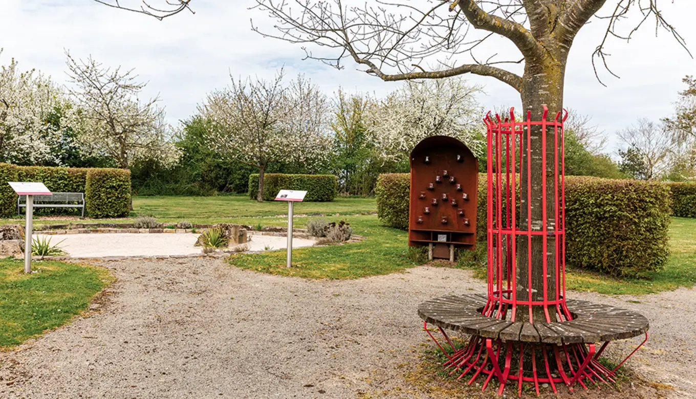 timmungsvolles Streubeet mit Sitzbank im ROSENGARTEN-Tierkrematorium Willebadessen.