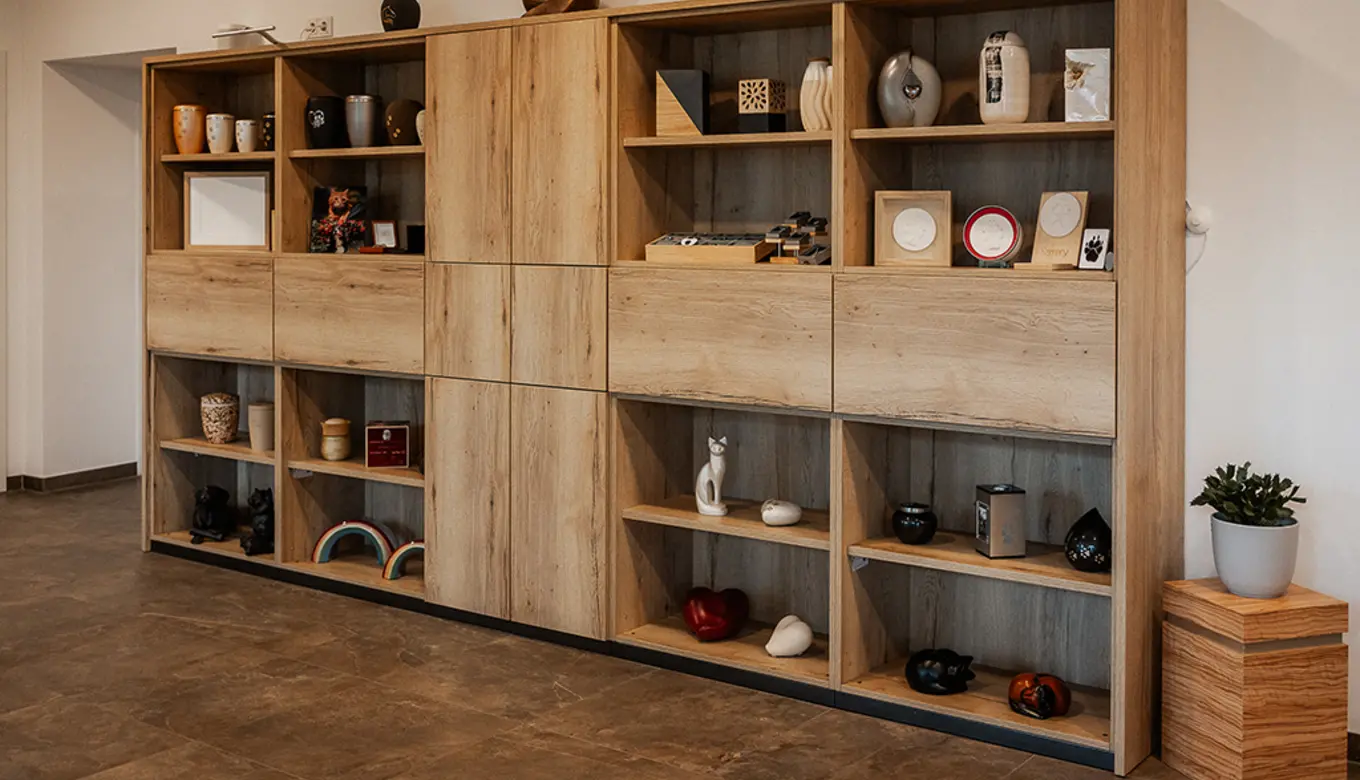 Urnengalerie im ROSENGARTEN-Tierkrematorium Hermeskeil mit stilvoll präsentierten Tierurnen in heller, ruhiger Atmosphäre