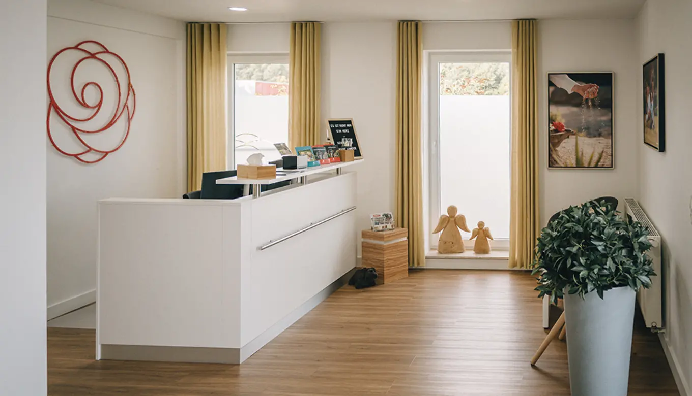 Herzlich gestalteter Empfangsbereich für Tierhalter im ROSENGARTEN-Tierkrematorium Pritzwalk.