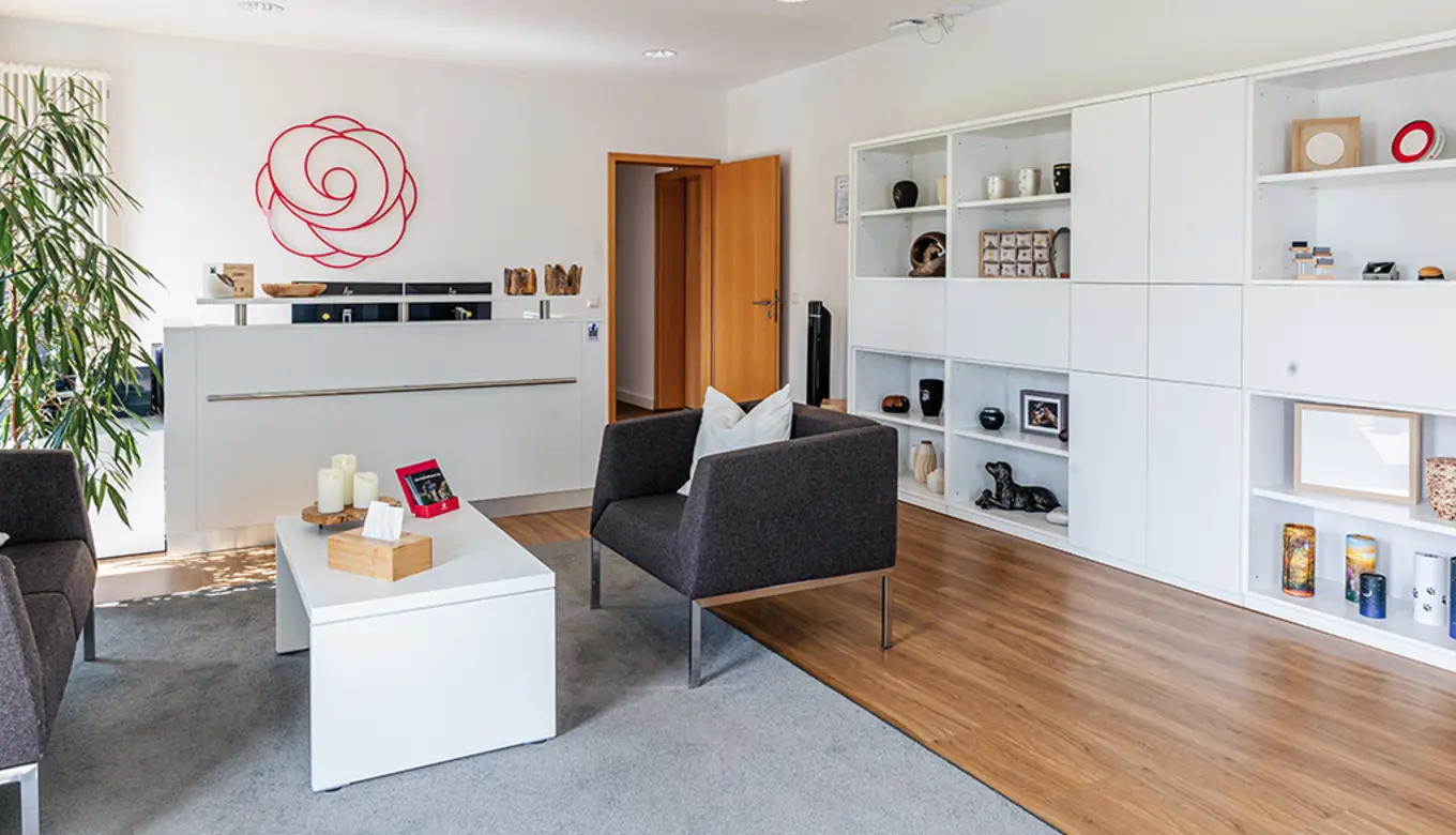 Herzlich gestalteter Empfangsbereich im ROSENGARTEN-Tierkrematorium Willebadessen.