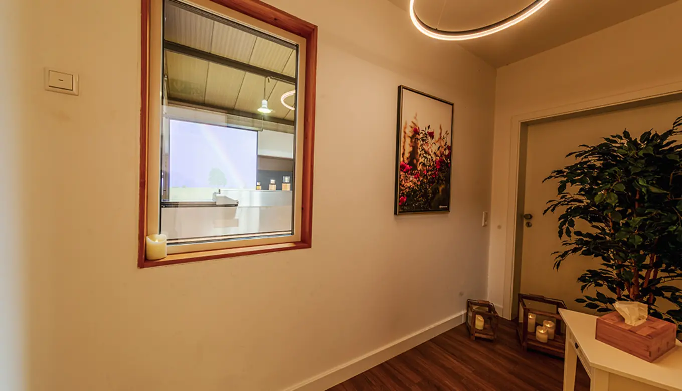 Einfühlsames Sichtfenster zur Einfuhr vor der Kremierung im ROSENGARTEN-Tierkrematorium Willebadessen.