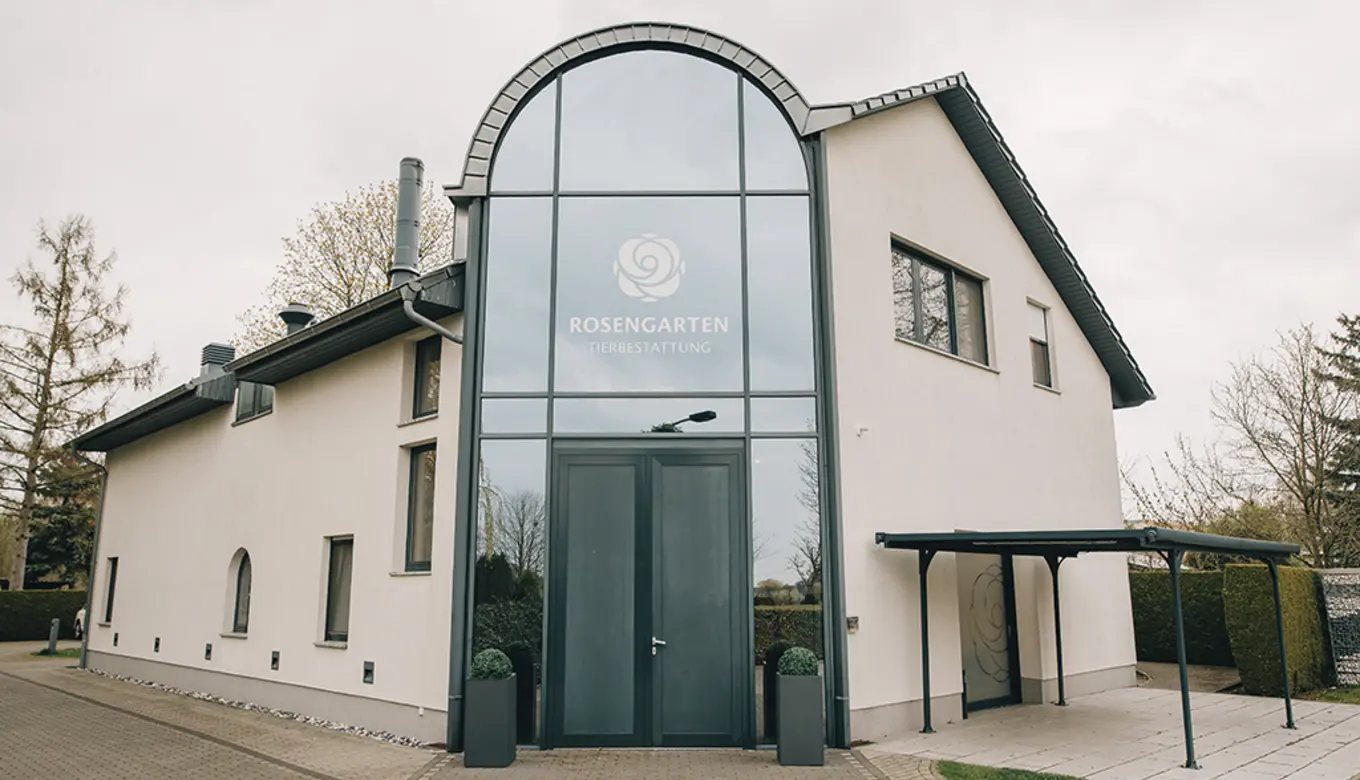 Einladende Außenansicht des Eingangs im ROSENGARTEN-Tierkrematorium Teltow.